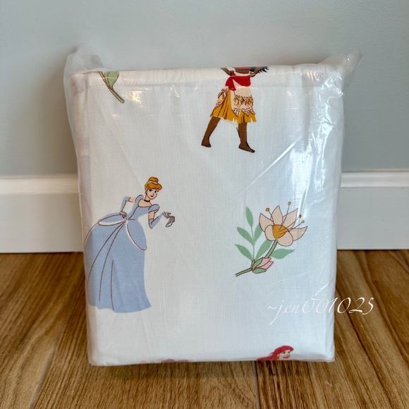 Queen Disney Princess Characters Sheet Set - The Disney Collection by Pillowfort - Picture 5 of 8